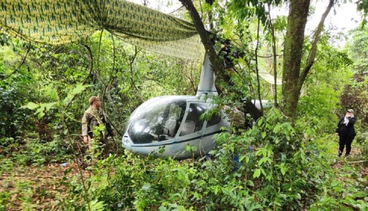 Helicóptero estava camuflado na vegetação. Foto: Gentileza/Senad Paraguay