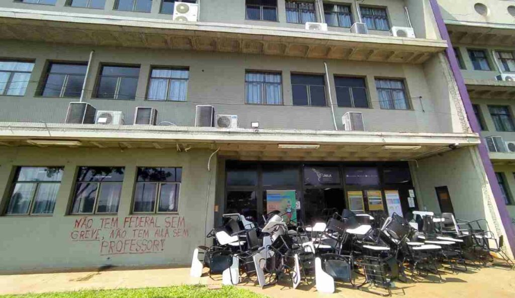 Estudantes da Unila paralisam aulas por falta de professores