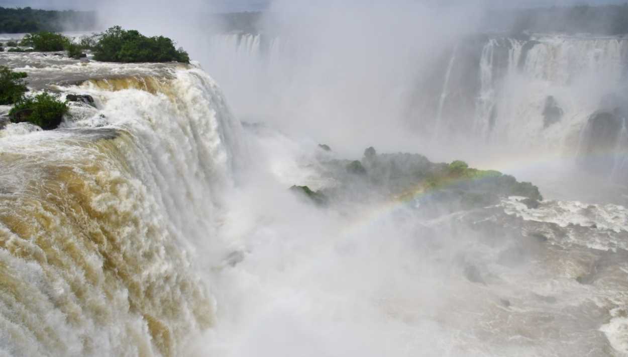 Cataratas do Iguaçu tem vazão de 3 milhões com espetáculo das águas