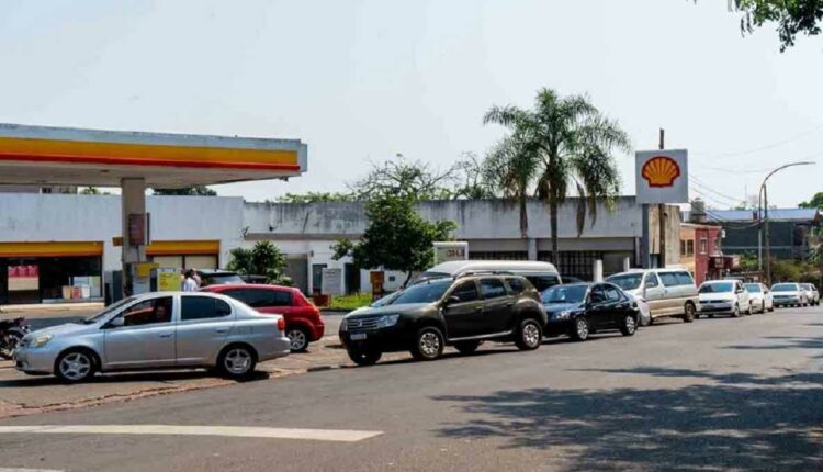 Fila para abastecer no posto Shell, no centro de Puerto Iguazú. Foto: Marcos Labanca/H2FOZ (Arquivo)