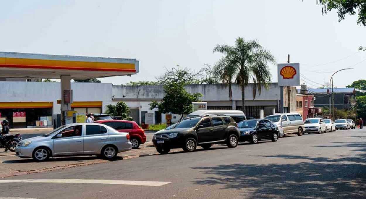 Fila para abastecer no posto Shell, no centro de Puerto Iguazú. Foto: Marcos Labanca/H2FOZ (Arquivo)