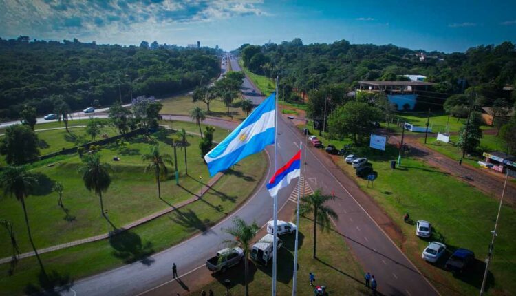 Bandeiras da Argentina e da província de Misiones na rotatória de acesso a Puerto Iguazú. Foto: Gentileza/Prefeitura de Puerto Iguazú (Arquivo)