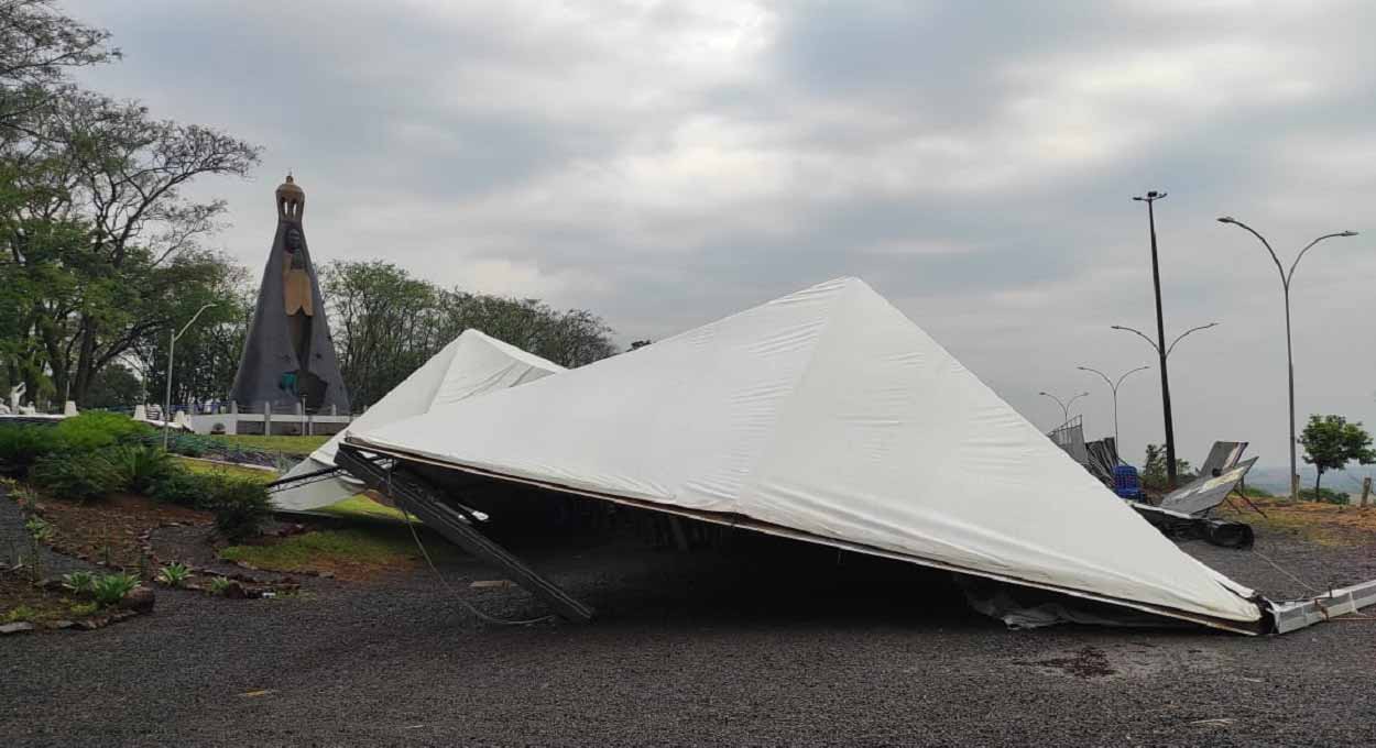 Temporal da madrugada provoca estragos em Foz do Iguaçu e região