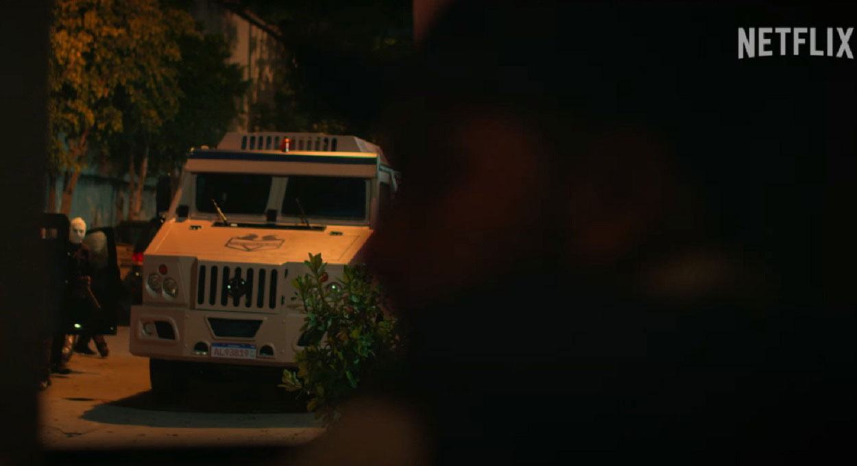Produção usou cenários na região para caracterizar o ataque e a fuga. Imagem: Reprodução/Netflix