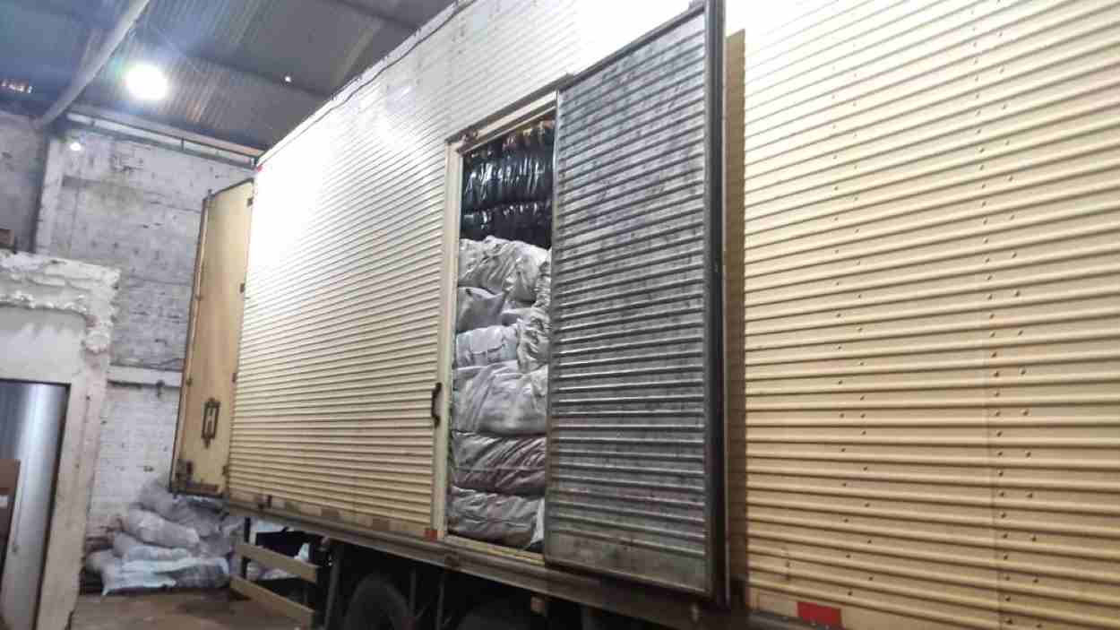 PF prende 4 pessoas e fecha depósito de calçados falsificados em Foz do Iguaçu