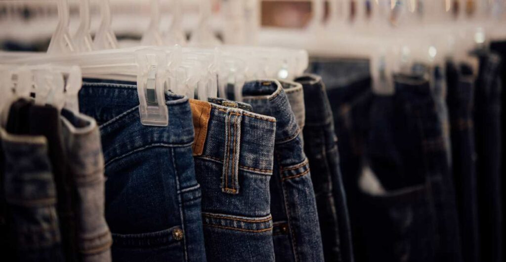 Outlet beneficente ‘torra’ jeans novos a partir R$ 69 em Foz do Iguaçu