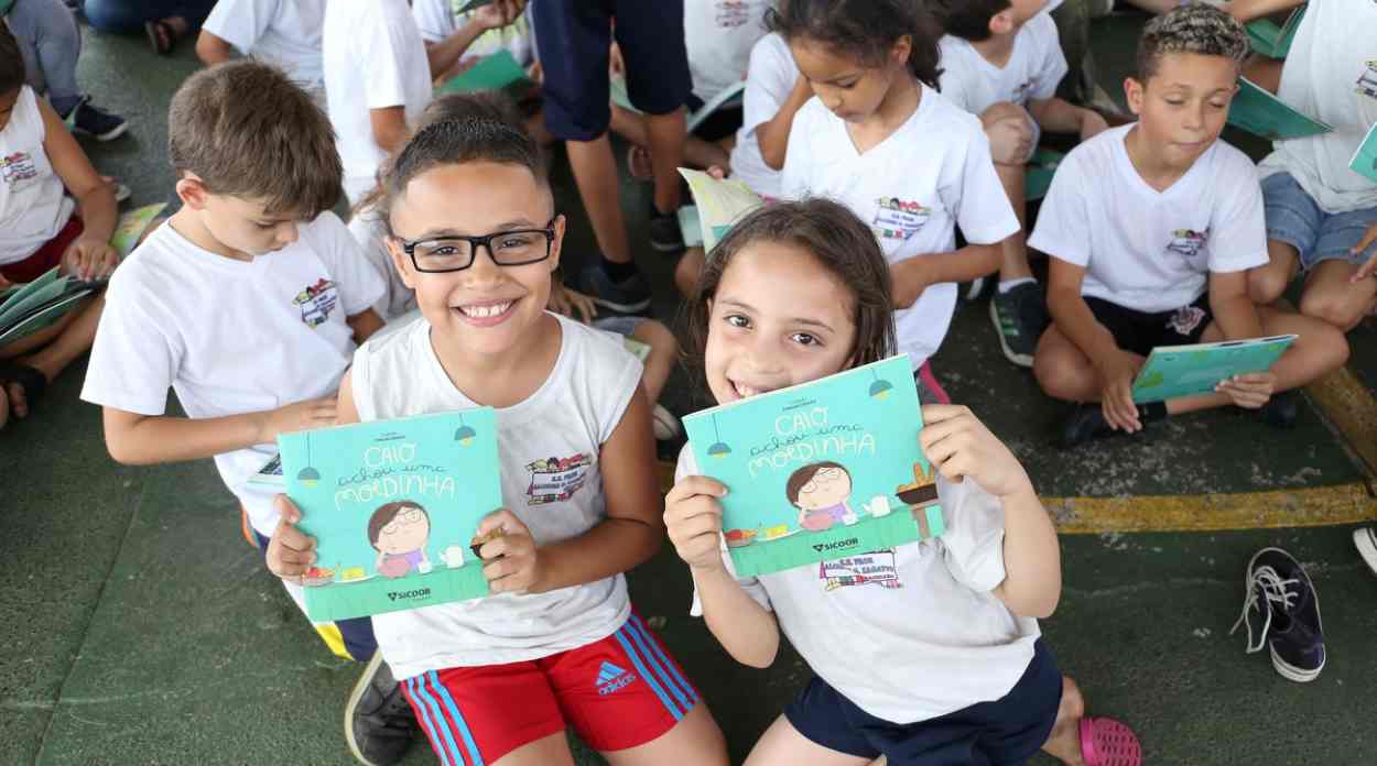 Sicoob encanta crianças com a arte de contar histórias no Shopping Catuaí