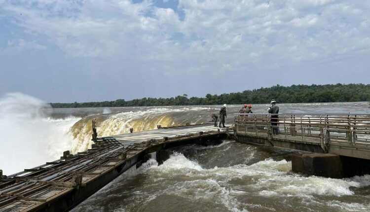 Grades da passarela são rebatíveis, para diminuir a resistência à água em casos de cheias extremas. Foto: Gentileza/Parque Nacional Iguazú
