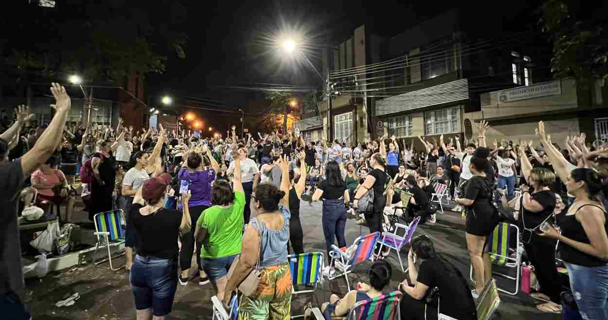 Educadores decidem manter greve e fazem buzinaço na casa do prefeito