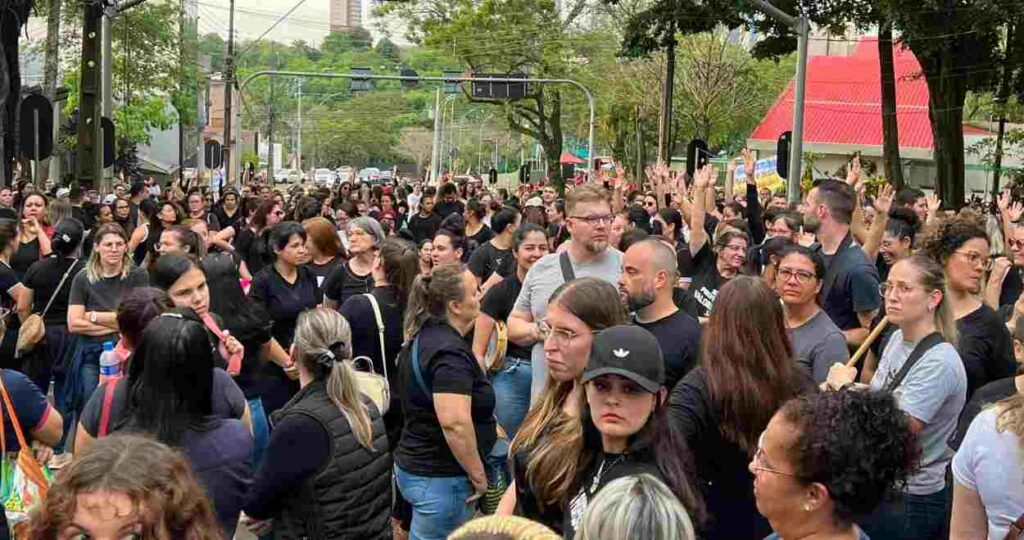 Educadores confirmam greve após dia de paralisação em Foz do Iguaçu