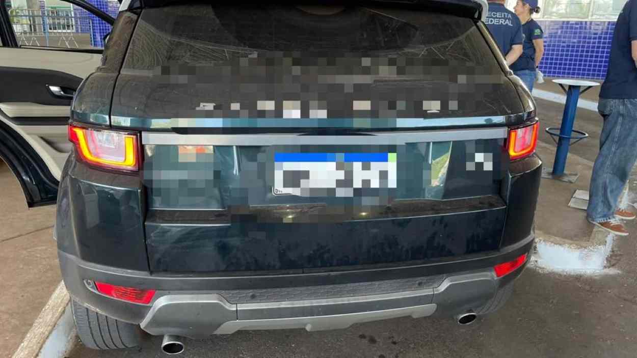 Carro de luxo é retido com carga de cigarro eletrônico na Ponte da Amizade