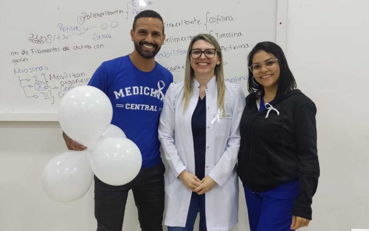 Estudantes de Medicina no Paraguai pedem a paz no Oriente Médio