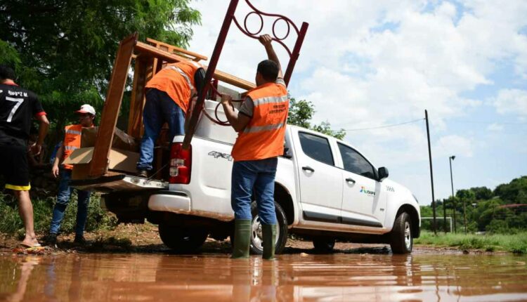 Diretoria paraguaia de Itaipu está auxiliando os moradores de Ciudad del Este para a retirada de móveis e eletrodomésticos. Foto: Gentileza/Itaipu Binacional (Paraguai)