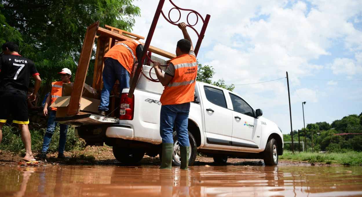 Diretoria paraguaia de Itaipu está auxiliando os moradores de Ciudad del Este para a retirada de móveis e eletrodomésticos. Foto: Gentileza/Itaipu Binacional (Paraguai)