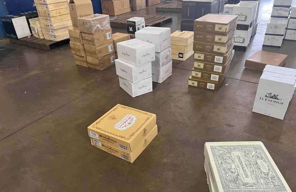 Depósito ilegal com R$ 350 mil em vinho é fechado em Foz do Iguaçu