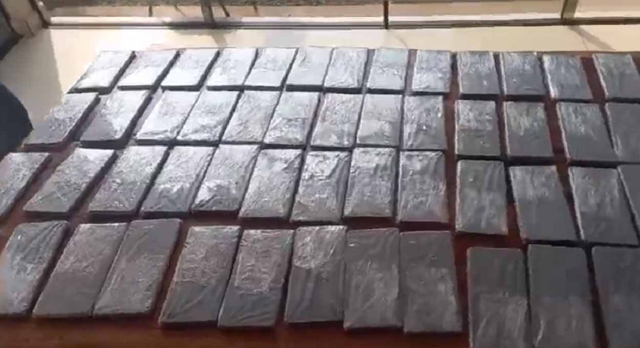 Polícia do Paraguai detém brasileiros com 105 celulares