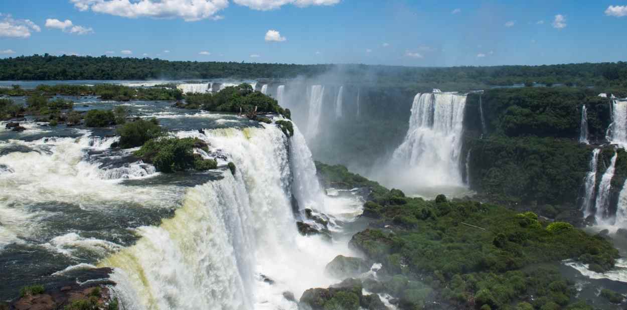 Feriadão, Pré-vestibular e Brasil e a guerra