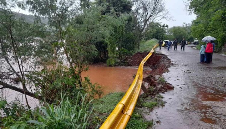 Estrada de acesso ao porto de areia, no Rio Iguaçu, foi danificada pela cheia. Foto: Gentileza/Enrique Alliana