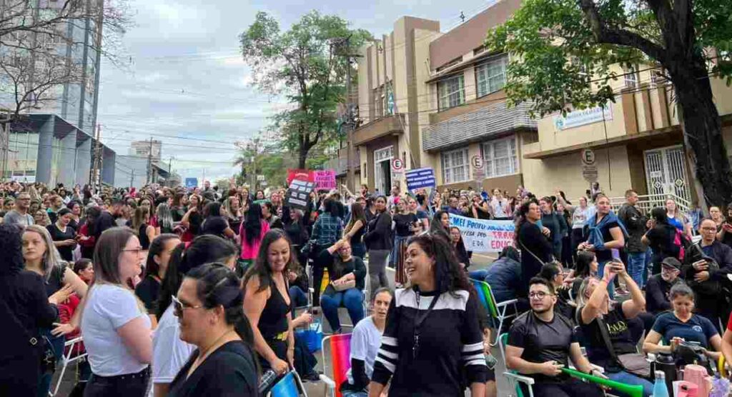 Prefeito mantém impasse, e educadores estendem estado de greve em Foz do Iguaçu