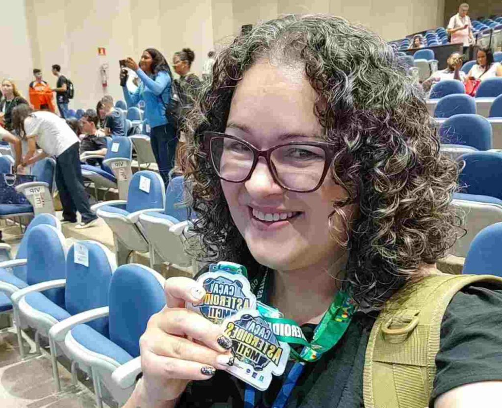 Professora da Unioeste/Foz do Iguaçu que identificou asteroide é premiada