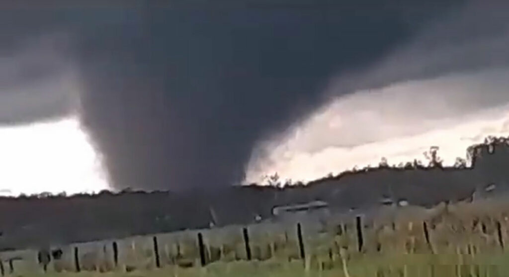 Vídeo: cidade do Paraguai teve tornado nesse sábado (28)