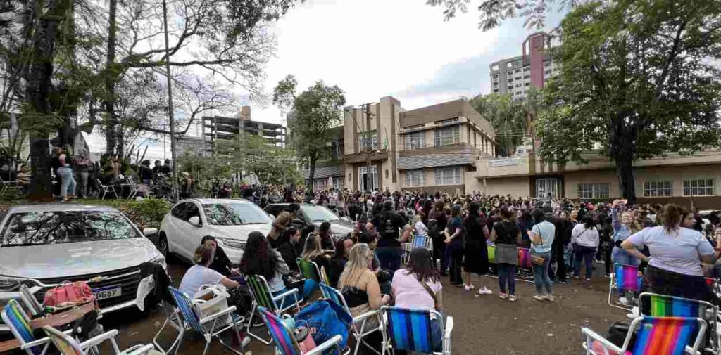 Educadores do município deflagram greve com protesto na prefeitura nesta segunda