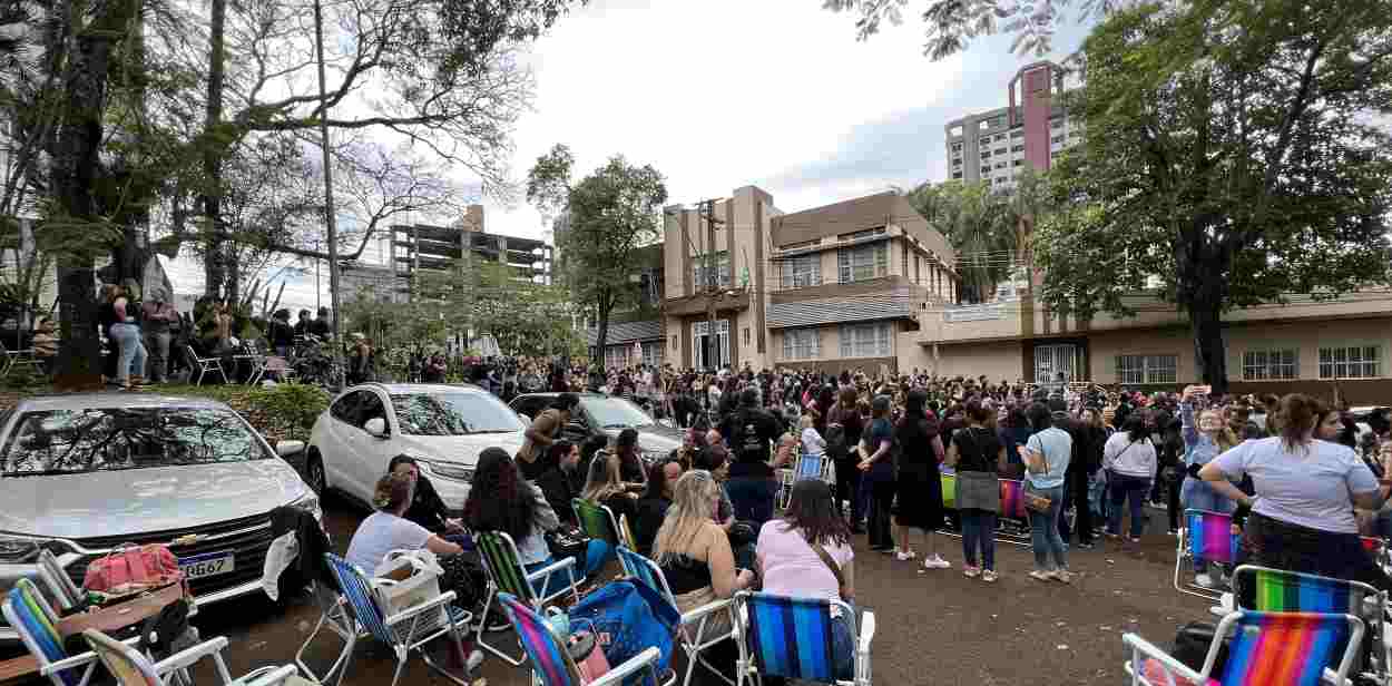 Educadores do município deflagram greve com protesto na prefeitura nesta segunda