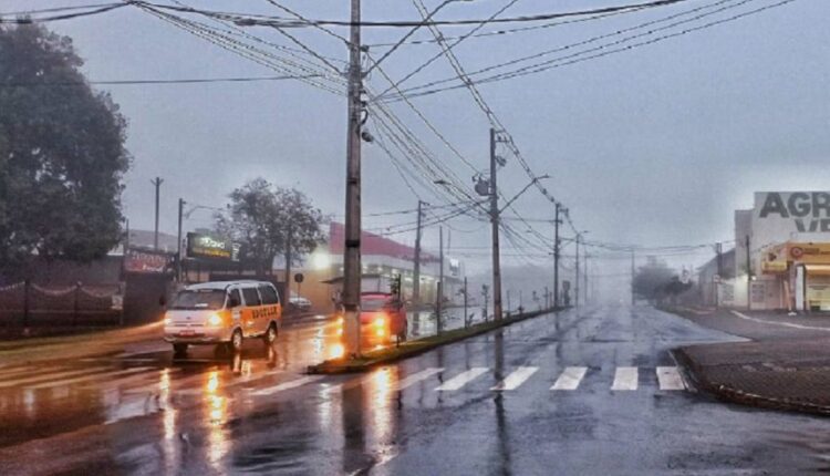 Tempo chuvoso na Avenida Felipe Wandscheer, região dos jardins São Roque e Copacabana. Foto: Marcos Labanca/H2FOZ (Arquivo)
