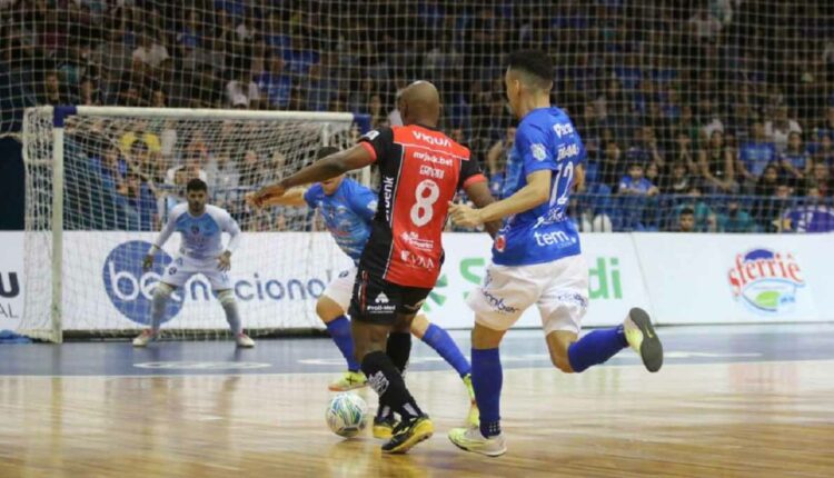 Joinville foi cirúrgico e não deu chances para o Foz Cataratas no primeiro jogo do mata-mata. Foto: Juliano Schimidt/LNF/JEC Futsal