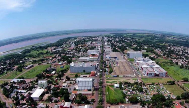 Vista aérea de Salto del Guairá, com o Rio Paraná ao fundo. Foto: Gentileza/La Nación