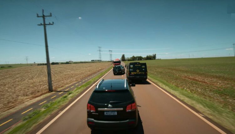 Perseguição em estradas próximas ao lago de Itaipu, em um dos capítulos da série DNA do Crime. Imagem: Reprodução/Netflix