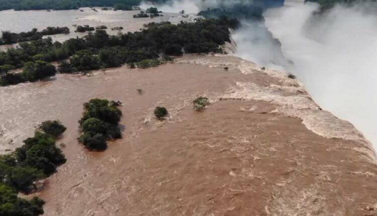 Passarelas do lado argentino ficam mais expostas às variações do rio, na comparação com a margem brasileira. Imagem: Gentileza/Iguazú Argentina