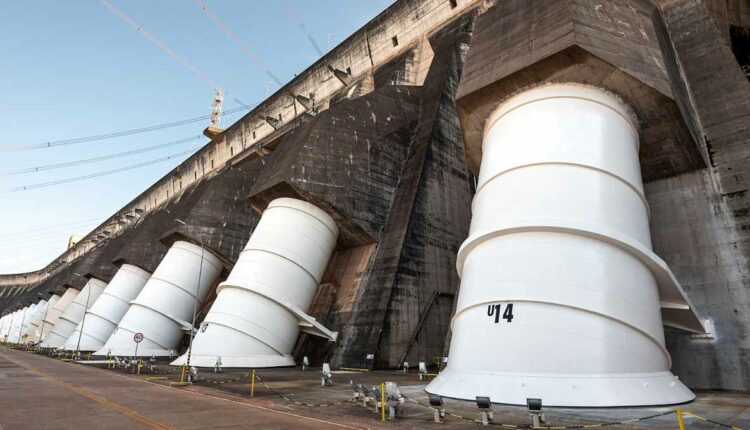 Com o fechamento, água volta a passar apenas pelos condutos forçados das turbinas. Foto: Rubens Fraulini/Itaipu Binacional (Arquivo)