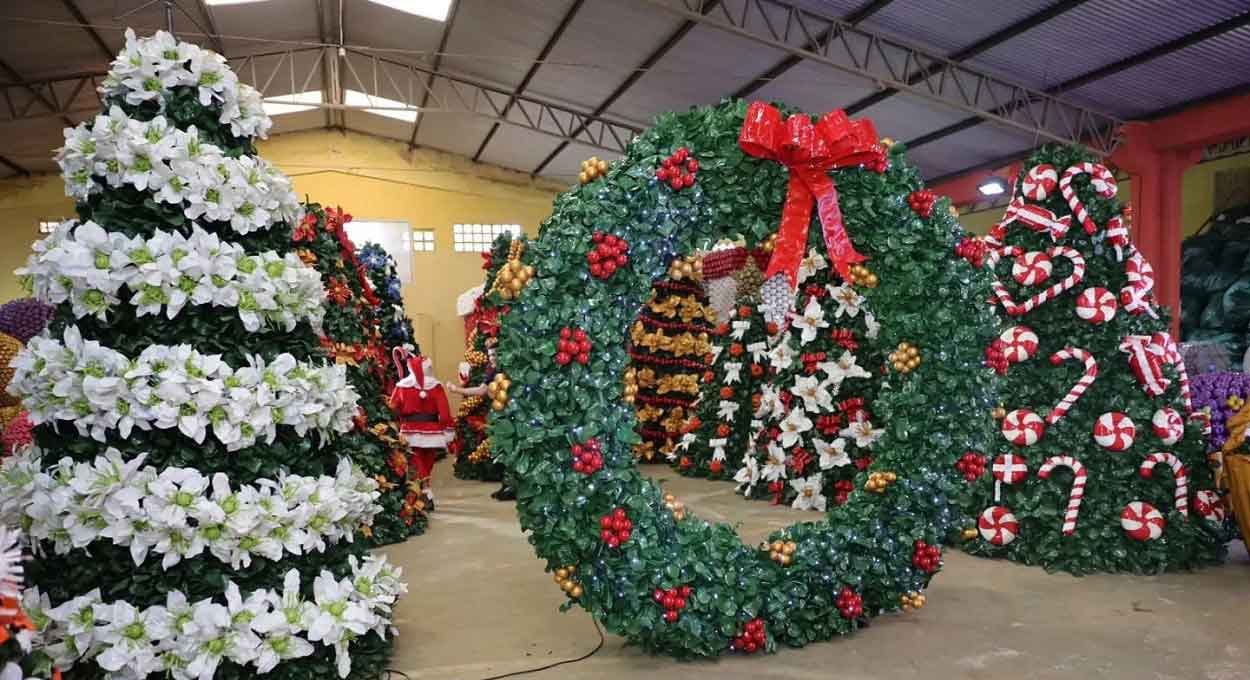 Enfeites foram confeccionados com materiais como garrafas plásticas. Foto: Gentileza/Prefeitura de Ciudad del Este