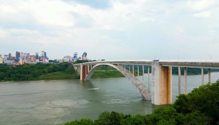 Nível do Rio Paraná nas proximidades da Ponte da Amizade, com a margem paraguaia ao fundo. Imagem: VideoUP