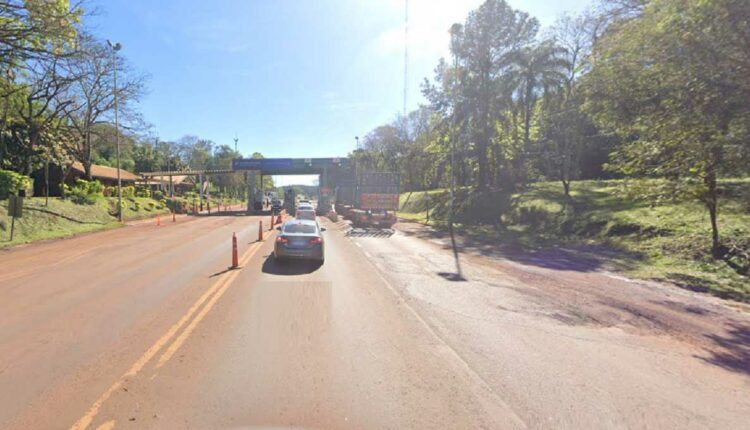 Praça de pedágio a cerca de cem quilômetros da fronteira com Foz do Iguaçu, em Colonia Victoria. Imagem: Google Street View