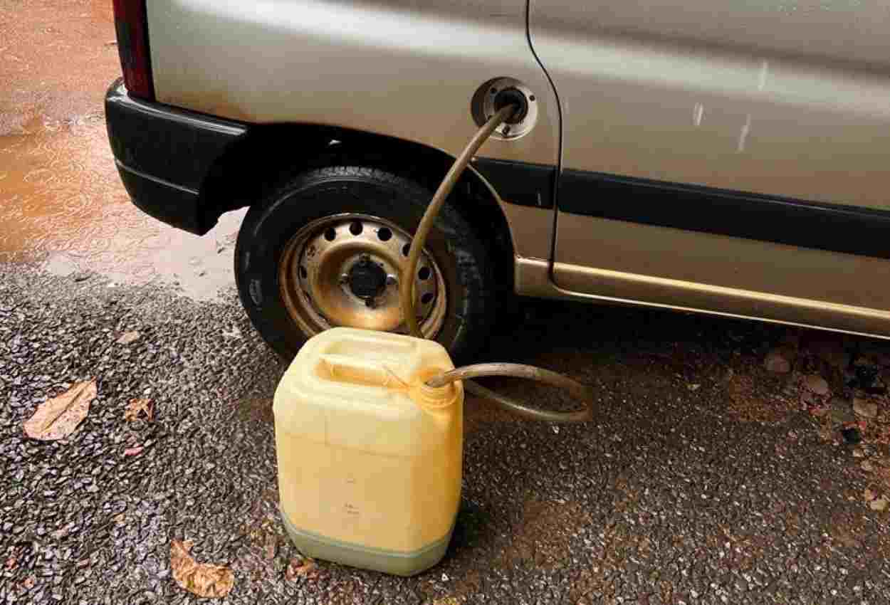 Morador de Foz do Iguaçu é preso com 300 litros de gasolina argentina em casa
