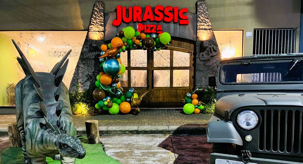 Plataforma mundial de viagens premia pizzaria temática de dinossauros de Foz do Iguaçu