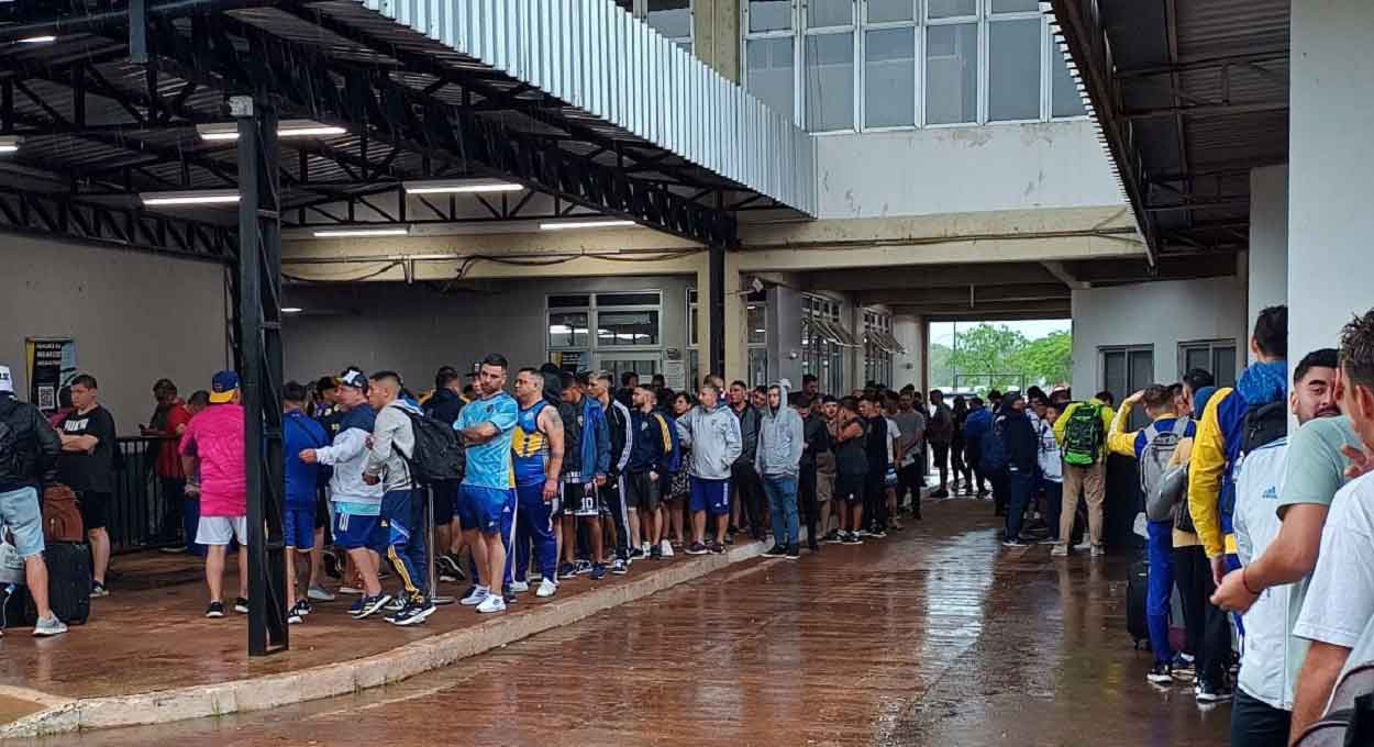 Rumo ao Rio: torcedores do Boca Juniors invadem Foz do Iguaçu