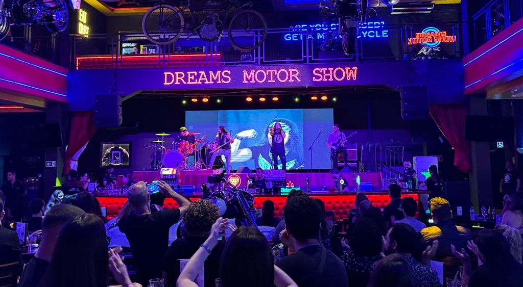 ‘Noite incrível’, diz 1.º vocalista do AC/DC sobre cantar no Dreams Motor Show