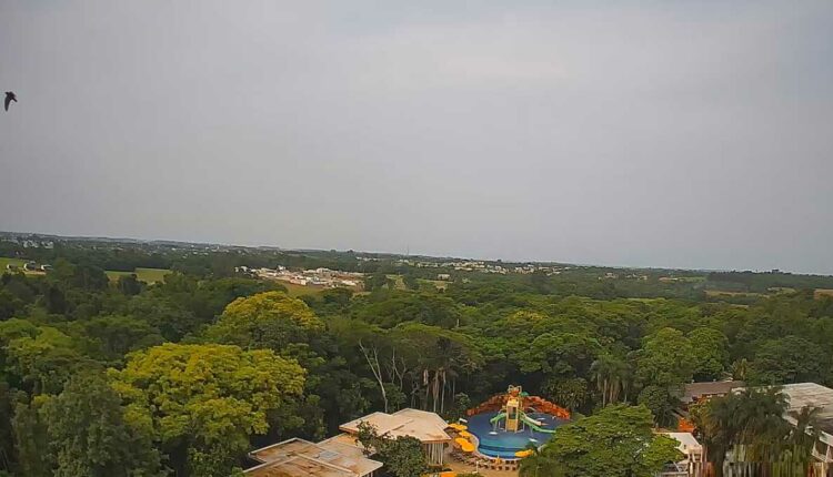 Horizonte sudeste em Foz do Iguaçu, às 15h desta quarta (8), conforme registro do site climaaovivo.com.br.