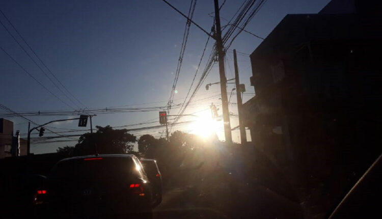 Sol forte na Avenida Gramado, Região Nordeste de Foz do Iguaçu. Foto: Guilherme Wojciechowski/H2FOZ