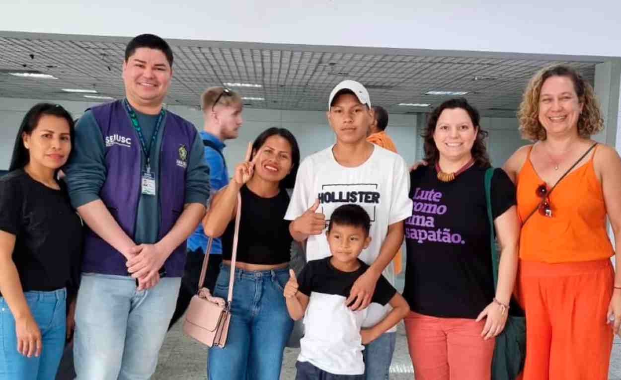 Mãe e filho indígenas têm reencontro emocionante em Foz do Iguaçu