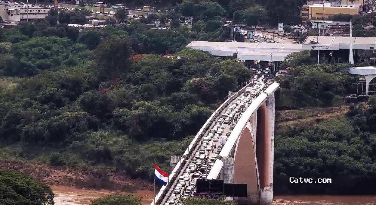 Câmera do portal catve.com registra a fila no sentido Paraguai na manhã desta quarta-feira (15).
