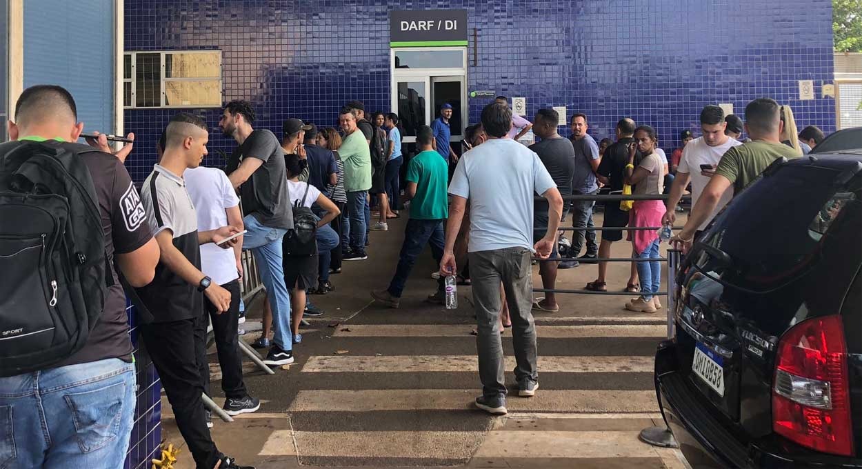 Na fronteira com o Paraguai, fila é de 5 horas para quitar multa