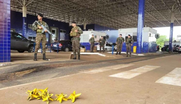 Militares na cabeceira brasileira da Ponte Internacional da Amizade. Foto: Gentileza/Comando Militar do Oeste (Arquivo)