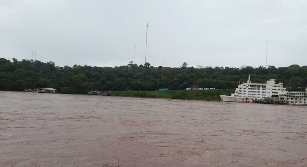 Porto da margem argentina do Rio Iguaçu é reaberto após cheia