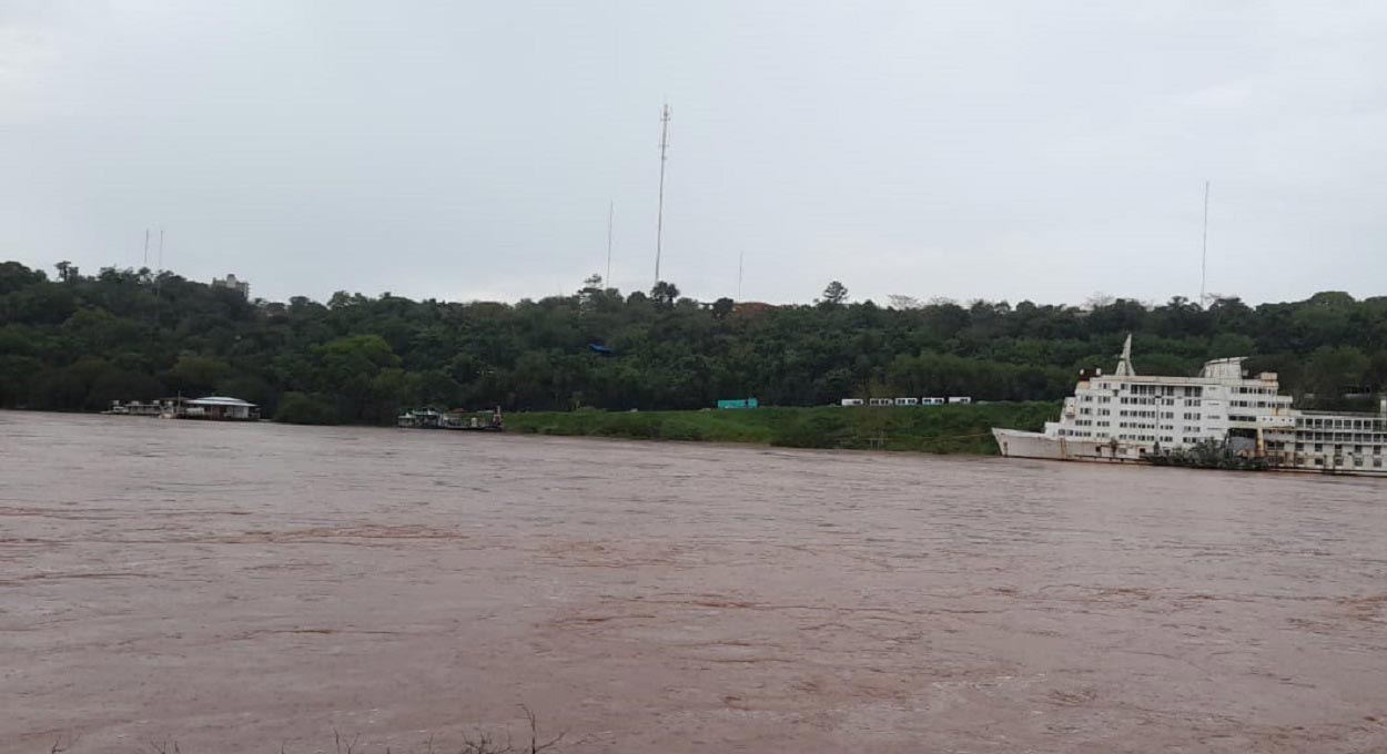 Porto da margem argentina do Rio Iguaçu é reaberto após cheia