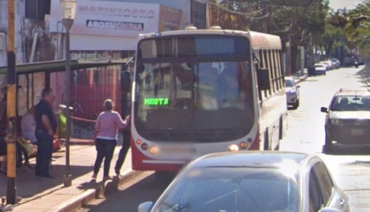 Ônibus da empresa Río Uruguay na Avenida Victoria Aguirre, a principal de Puerto Iguazú. Imagem: Google Street View (Arquivo)