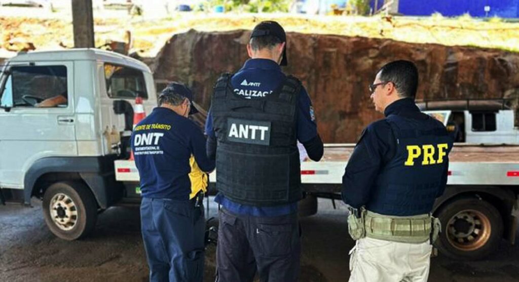 PRF fiscaliza caminhões com excesso de peso na Ponte da Amizade